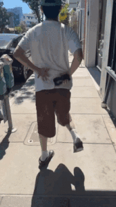 Une personne danse de façon amusante dans la rue.