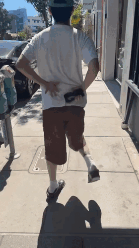 Une personne danse de façon amusante dans la rue.