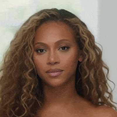 Beyoncé lève les yeux au ciel avec une expression agacée.
