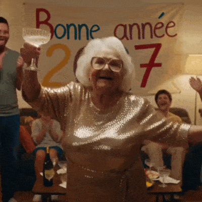 Une femme âgée lève son verre lors d’une fête de famille pour 2027.