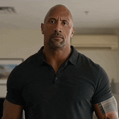 Dwayne Johnson souffle avec une expression contrariée.