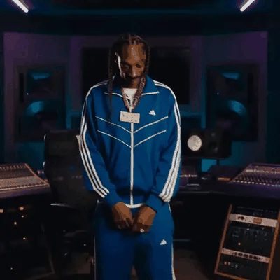 Snoop Dogg baila en un estudio de grabación.