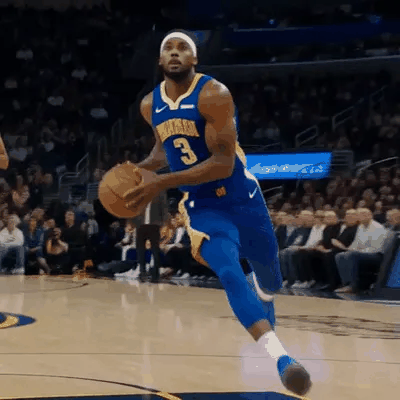 Un jugador de baloncesto salta hacia el aro para una clavada espectacular.