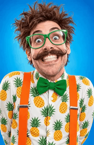 Um homem com roupas coloridas passa de um sorriso largo para uma expressão séria.