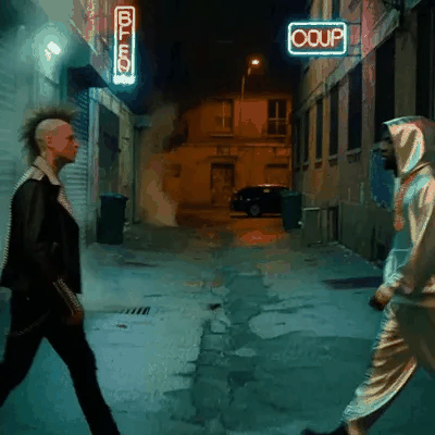 In una strada illuminata al neon, un punk e un rapper si abbracciano.