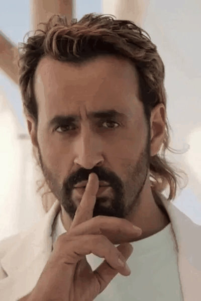 Un dedo sobre los labios y una mirada significativa: Jonathan Cohen pide silencio.