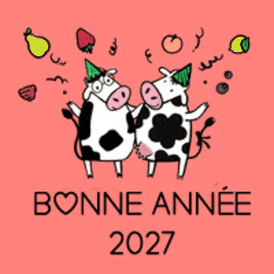 Duas vacas com chapéus de festa pontudos celebram em um fundo rosa, cercadas por frutas e confetes.