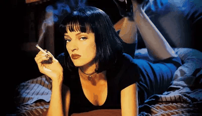 Uno sguardo espressivo, sigaretta in mano, da Pulp Fiction.