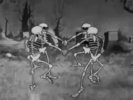 Des squelettes animés dansent ensemble dans un décor de cimetière en noir et blanc.