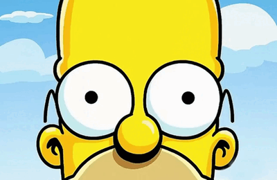 Le visage de Homer Simpson en très gros plan, les yeux grands ouverts devant un ciel bleu.