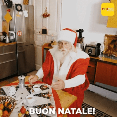 Babbo Natale sorseggia un caffè in cucina e augura Buon Natale.