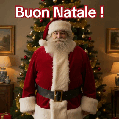 Babbo Natale saluta davanti a un albero decorato.