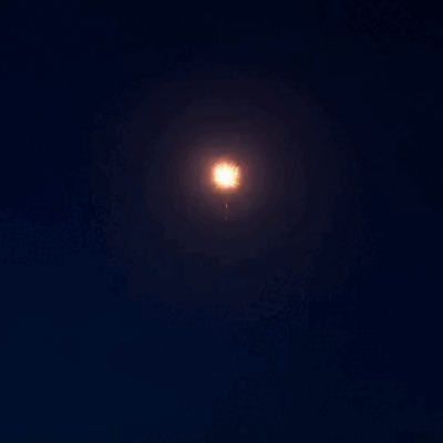 Felice anno nuovo 2027 appare in oro tra i fuochi nel cielo blu.