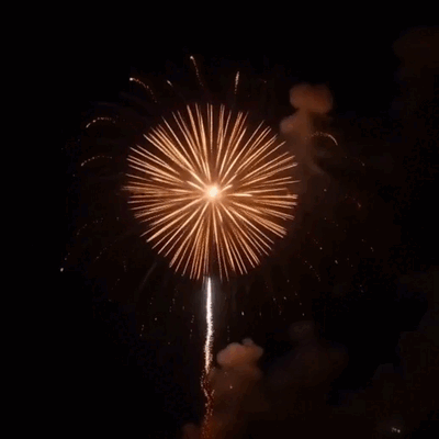 Felice anno nuovo 2027 si illumina tra fuochi arancioni.