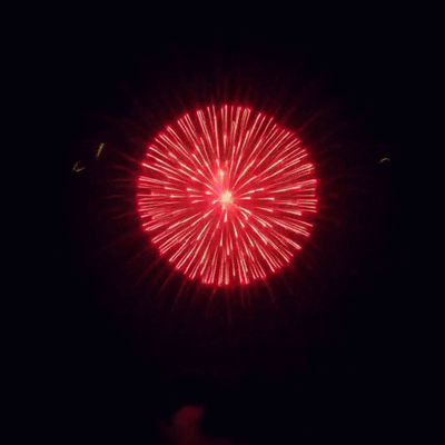 Un fuoco rosso rivela Felice anno nuovo 2027 in lettere dorate.