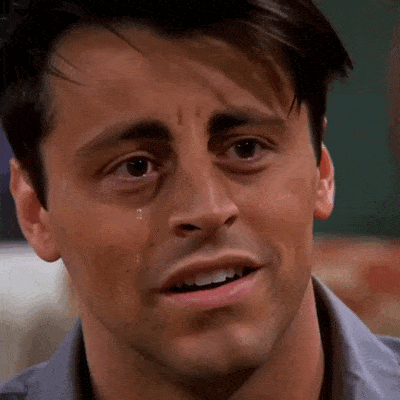 Joey pleure, une larme coulant sur sa joue.