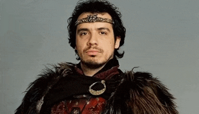 A fit of laughter from Kaamelott to react to a joke.