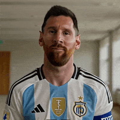 Lionel Messi sourit et lève le pouce pour féliciter quelqu’un.