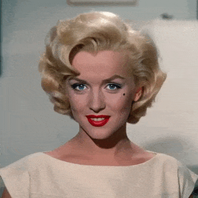 Marilyn Monroe souffle un baiser vers la caméra.
