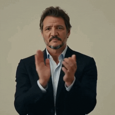 Pedro Pascal applaudit pour féliciter quelqu’un.