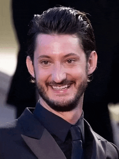 Pierre Niney passe d’un grand sourire à une expression plus sérieuse.