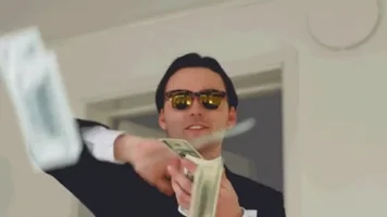 Un homme en costume et lunettes de soleil lance des billets de banque devant lui.