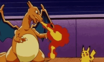 Dracaufeu crache des flammes face à Pikachu dans une arène.