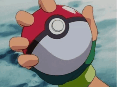 Une main gantée tient une Poké Ball prête à être lancée.