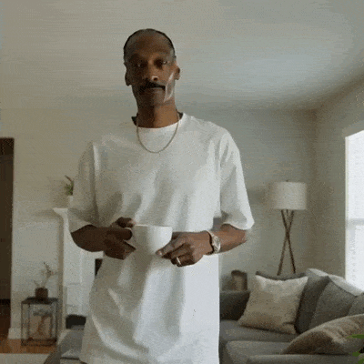 Snoop Dogg danse tranquillement en tenant une tasse.