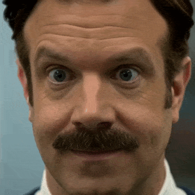 Ted Lasso crie non avec une expression exagérée.