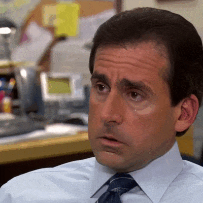 Un personnage de The Office affiche une expression déçue au bureau.