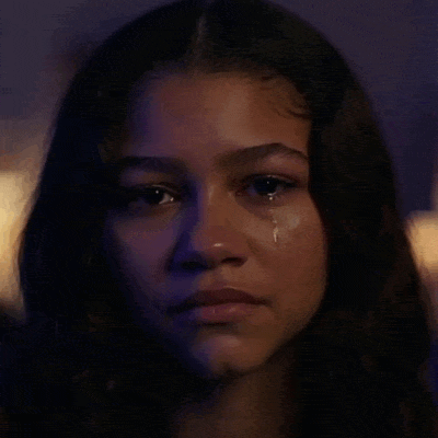 Zendaya réagit avec émotion, les larmes aux yeux.